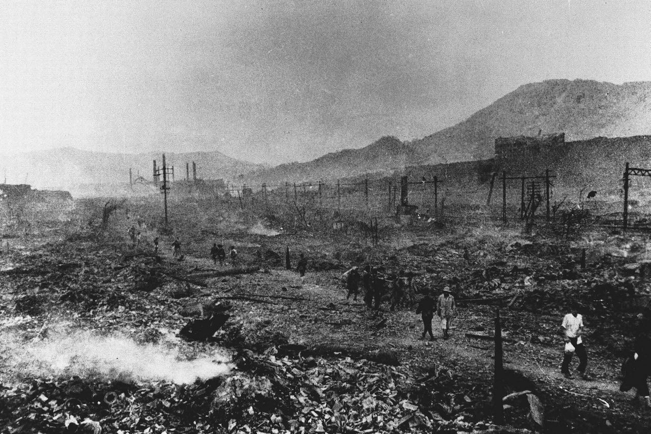 Руины сталелитейного завода «Мицубиси» в Нагасаки после взрыва американской атомной бомбы, 10 августа 1945 г.