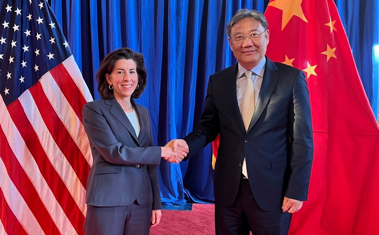 Министры торговли США Джина Раймондо и Китая Ван Вэньтао перед началом двусторонней встречи в Вашингтоне, 26 мая 2023 г.