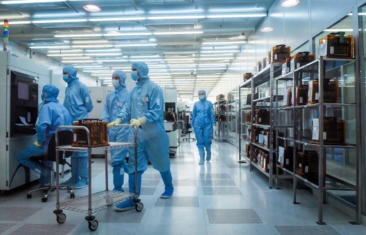 Сотрудники в производственном помещении для выращивания микросхем на кремниевых пластинах на предприятии «Микрон» в Зеленограде.