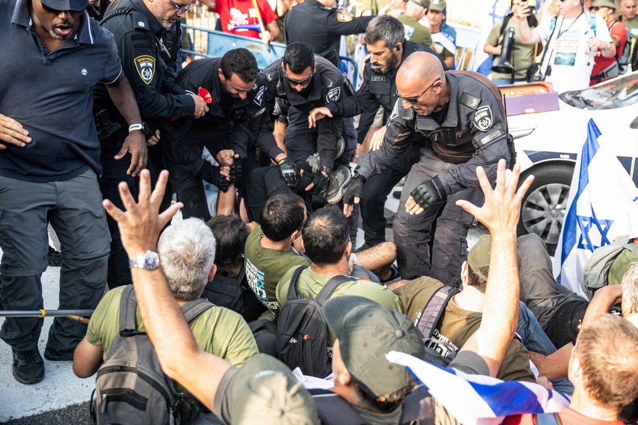Полицейские убирают протестующих с дороги во время демонстрации «Братьев по оружию».