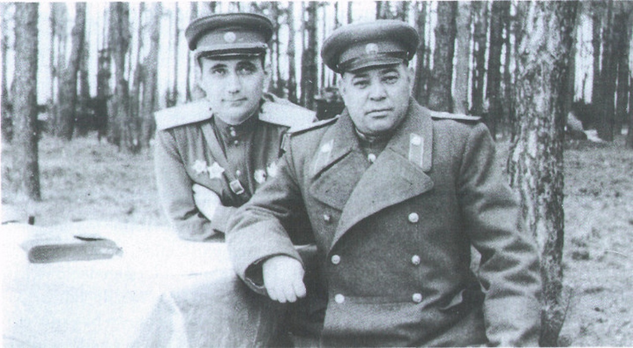 Комдив генерал Х-У. Мамсуров (слева) вместе с командиром корпуса генералом Барановым.