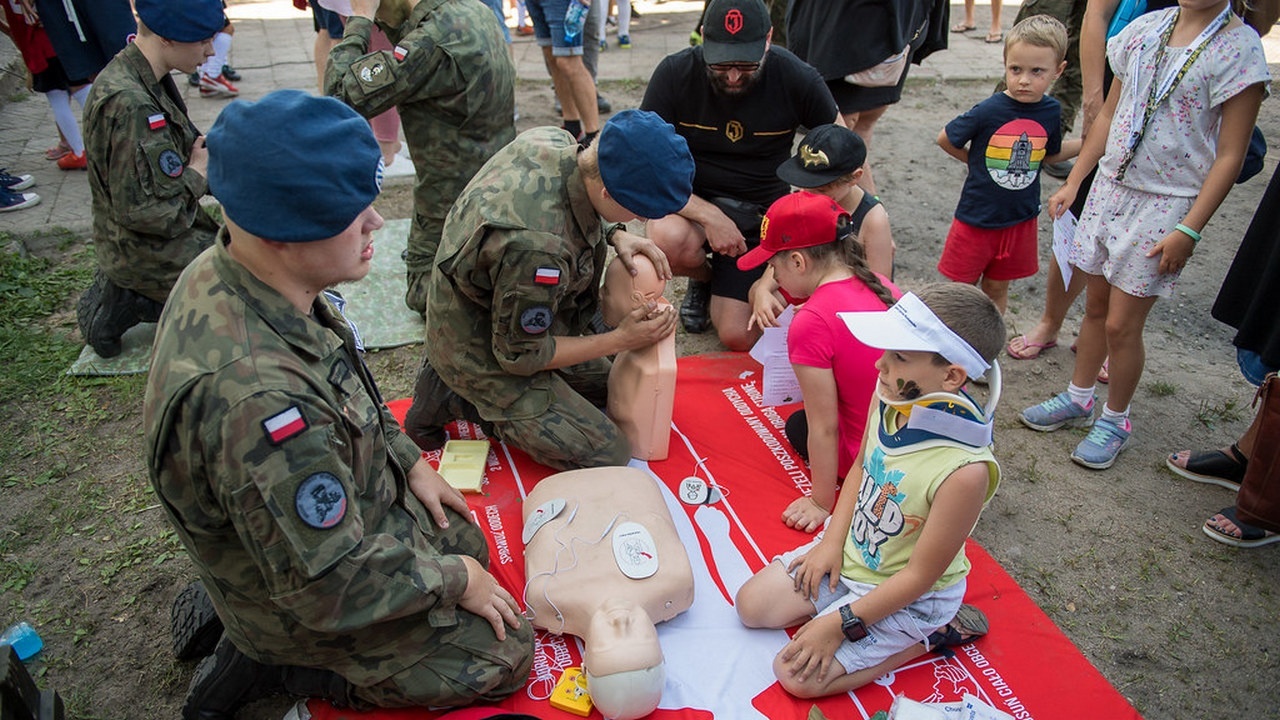 На одном из «военных пикников» детям демонстрировали приёмы оказания первой помощи.