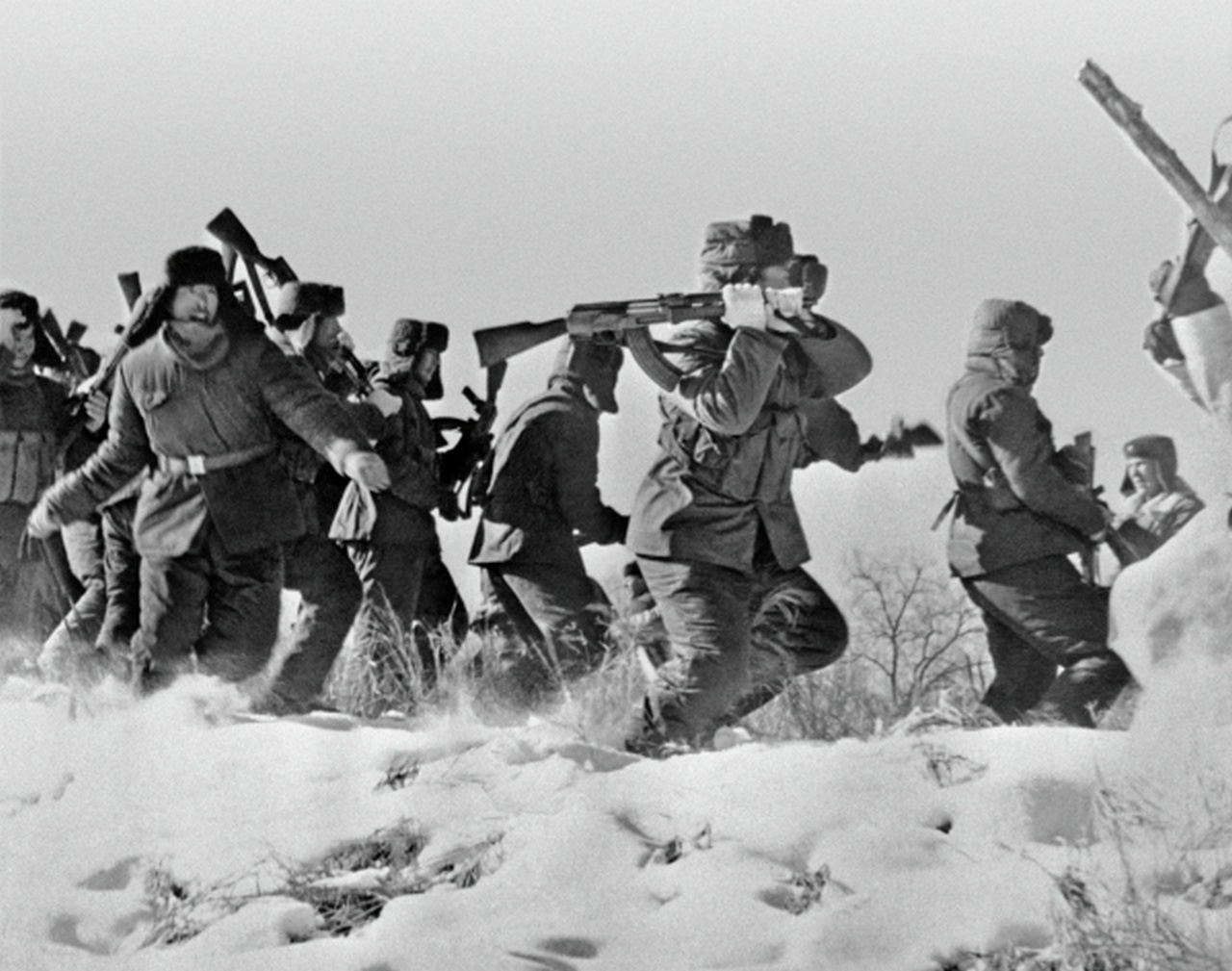 Отряд китайских солдат пытается ворваться на остров Даманский, март 1969 г.