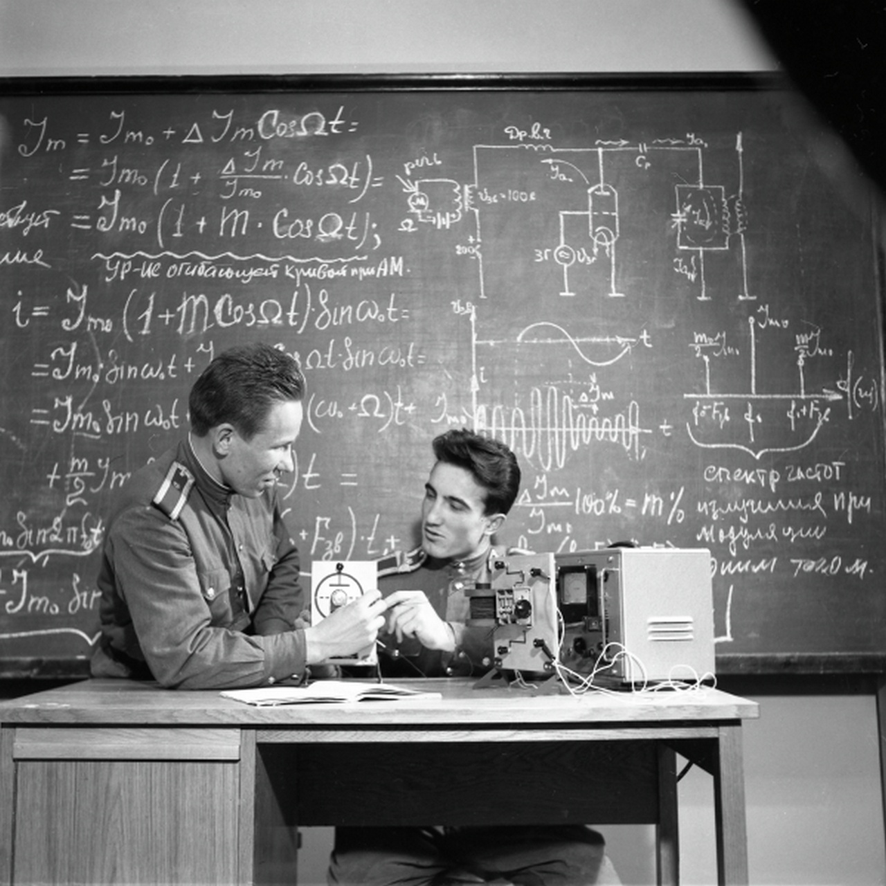 Курсанты Московского высшего пограничного училища готовятся к сдаче экзамена по физике, 1968 г.