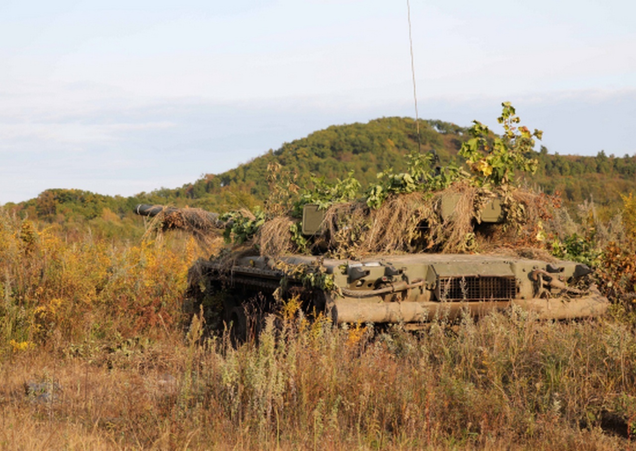 В Амурской области военнослужащие ВВО отработали танковые засады.
