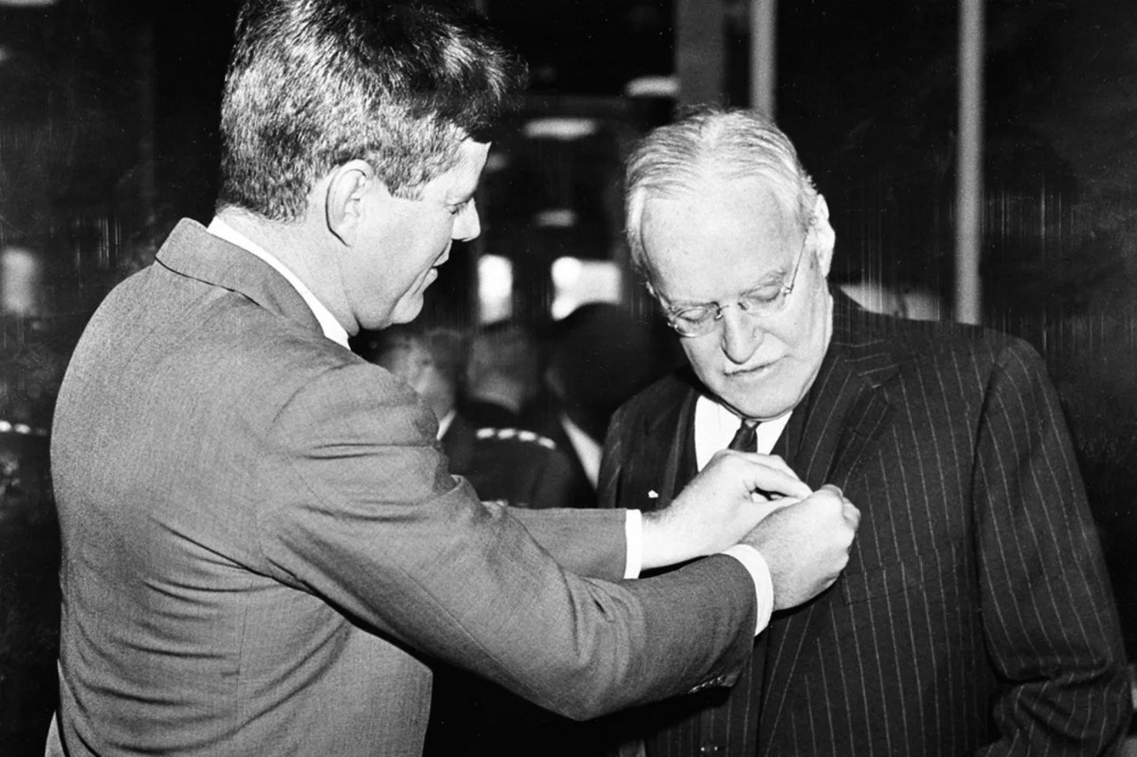 Президент Джон Кеннеди вручает Аллену Даллесу медаль национальной безопасности, 28 ноября 1961 г.