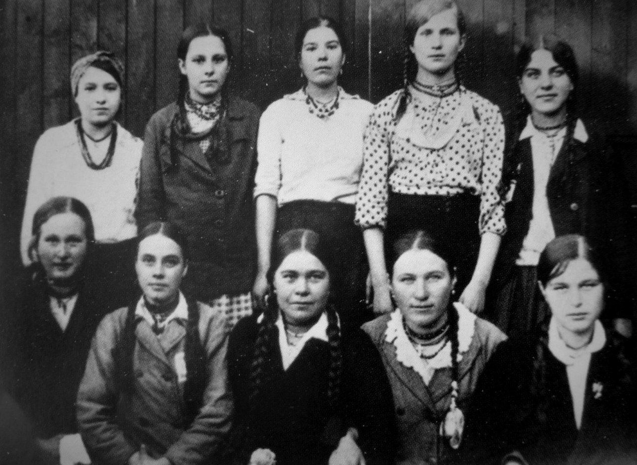 Группа советских девушек в лагере для подневольных рабочих («остарбайтеров» в терминологии нацистского режима) автозавода «Форд» в Кёльне.