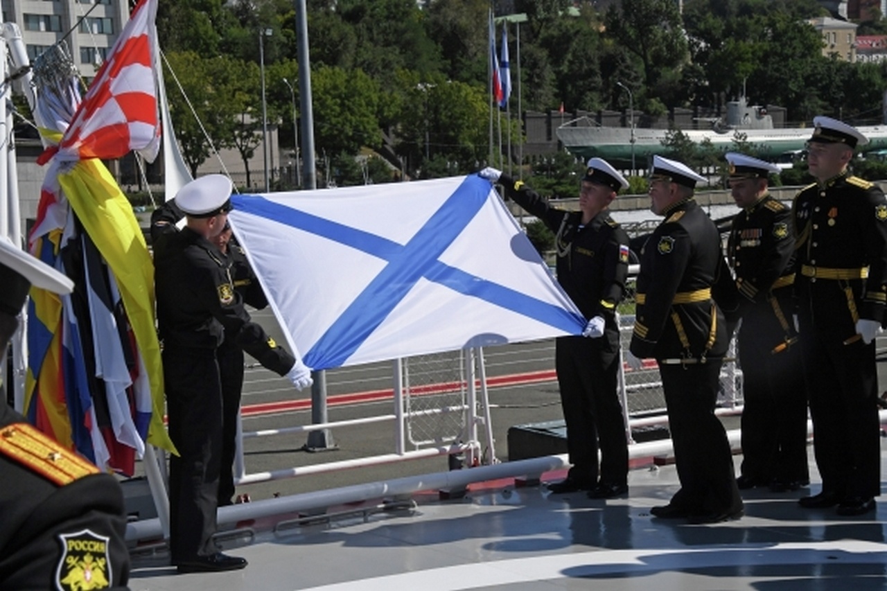 Церемония подъёма Военно-морского флага на корвете «Резкий».