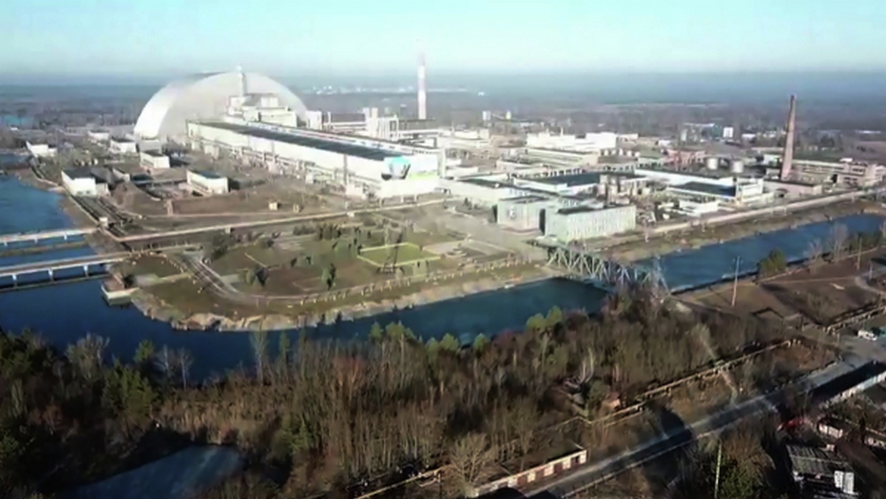 Вид на саркофаг четвёртого энергоблока Чернобыльской АЭС.