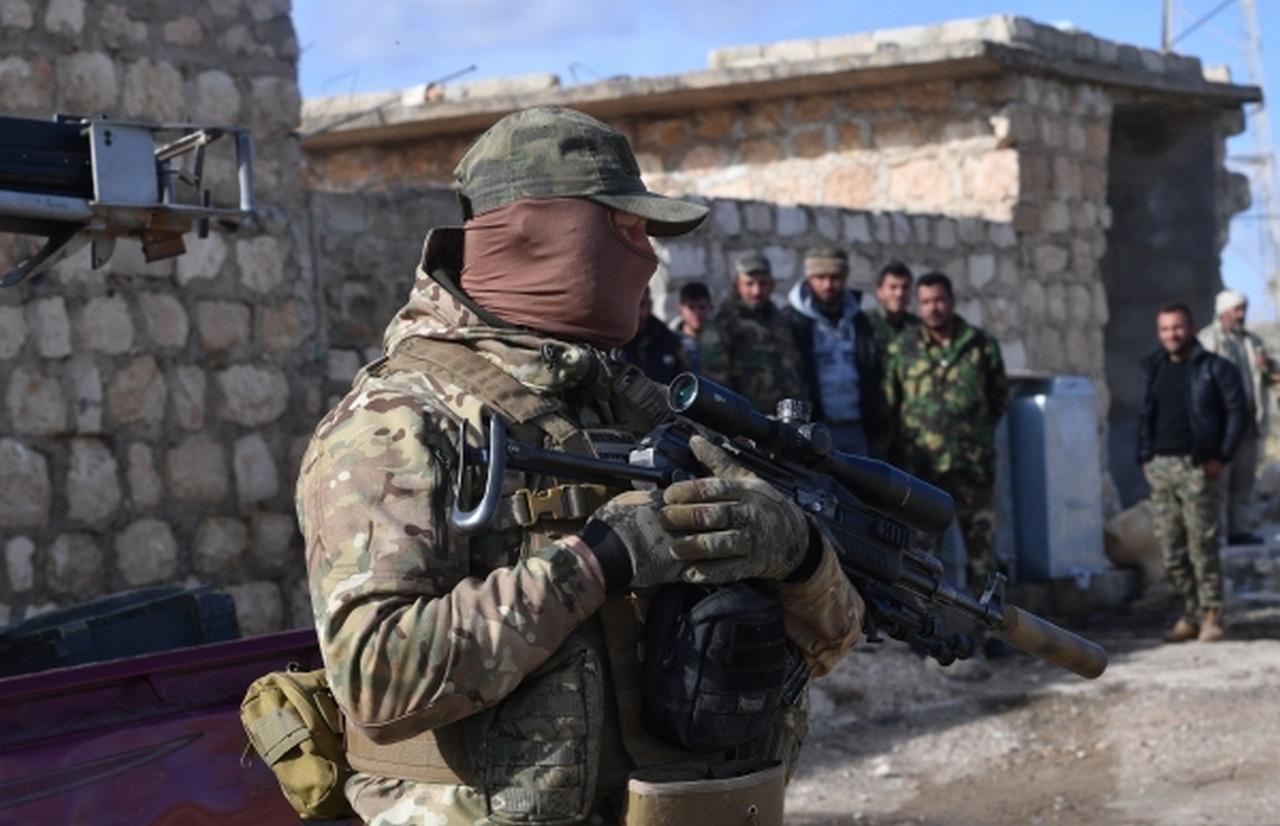 Российский инструктор и сирийские ополченцы в пригороде Алеппо.