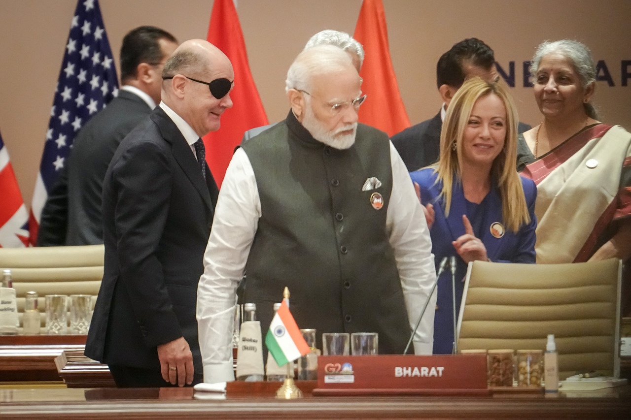Премьер-​министр Индии Нарендра Моди занимает своё место с табличкой «Бхарат», а не «Индия».