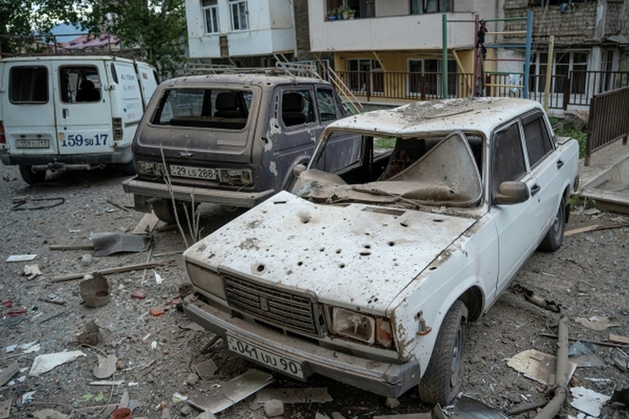Автомобили во дворе жилого дома, пострадавшего в результате обстрела Степанакерта, 19 сентября 2023 г.
