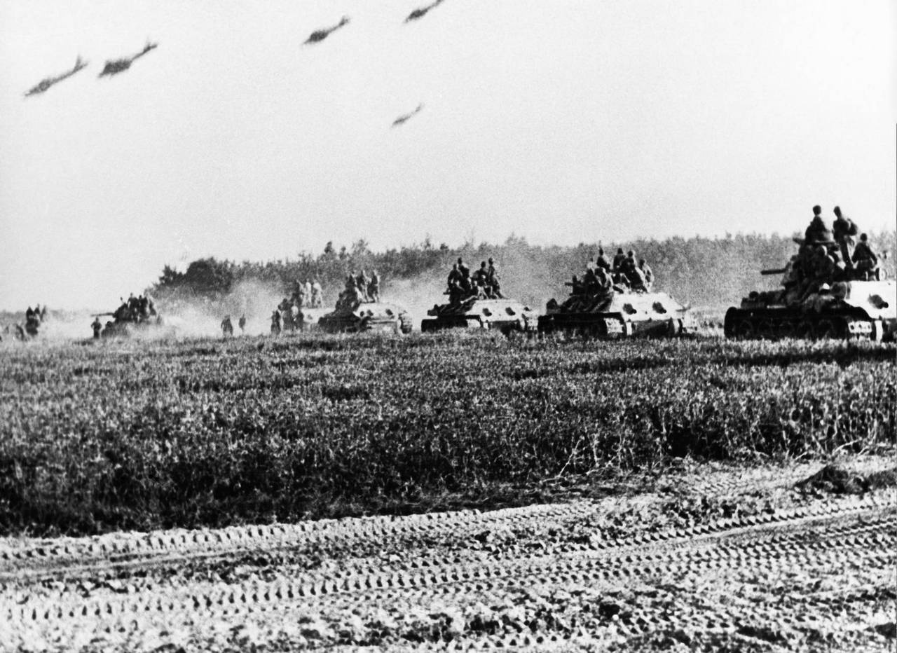 Советские танки Т-34 выдвигаются к Прохоровке, июль 1943 г.