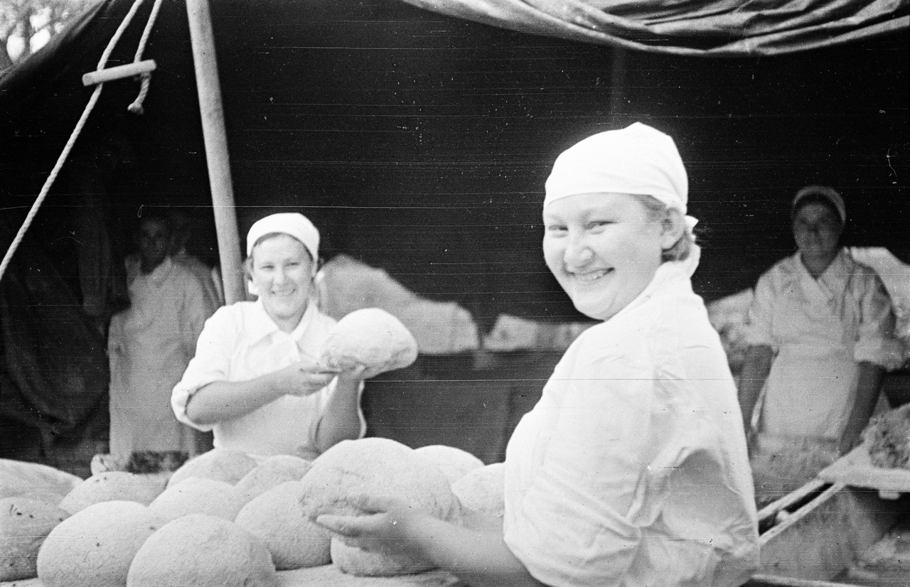 Женщины-хлебопёки гвардейской части в полевой хлебопекарне на Курской дуге, 1943 г.