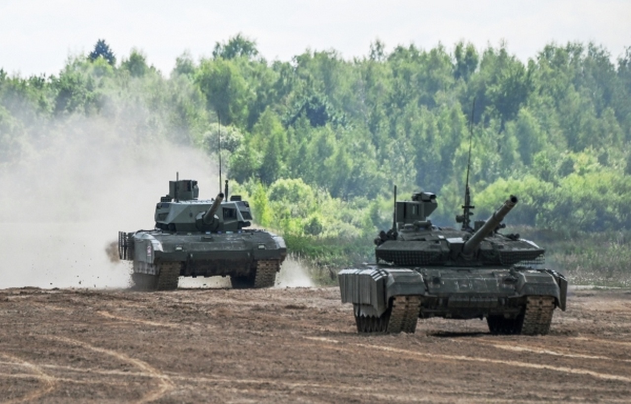 Танки Т-90МС «Прорыв» (справа) и Т-14 «Армата» во время демонстрации возможностей вооружения и военной техники на полигоне Алабино, август 2023 г.