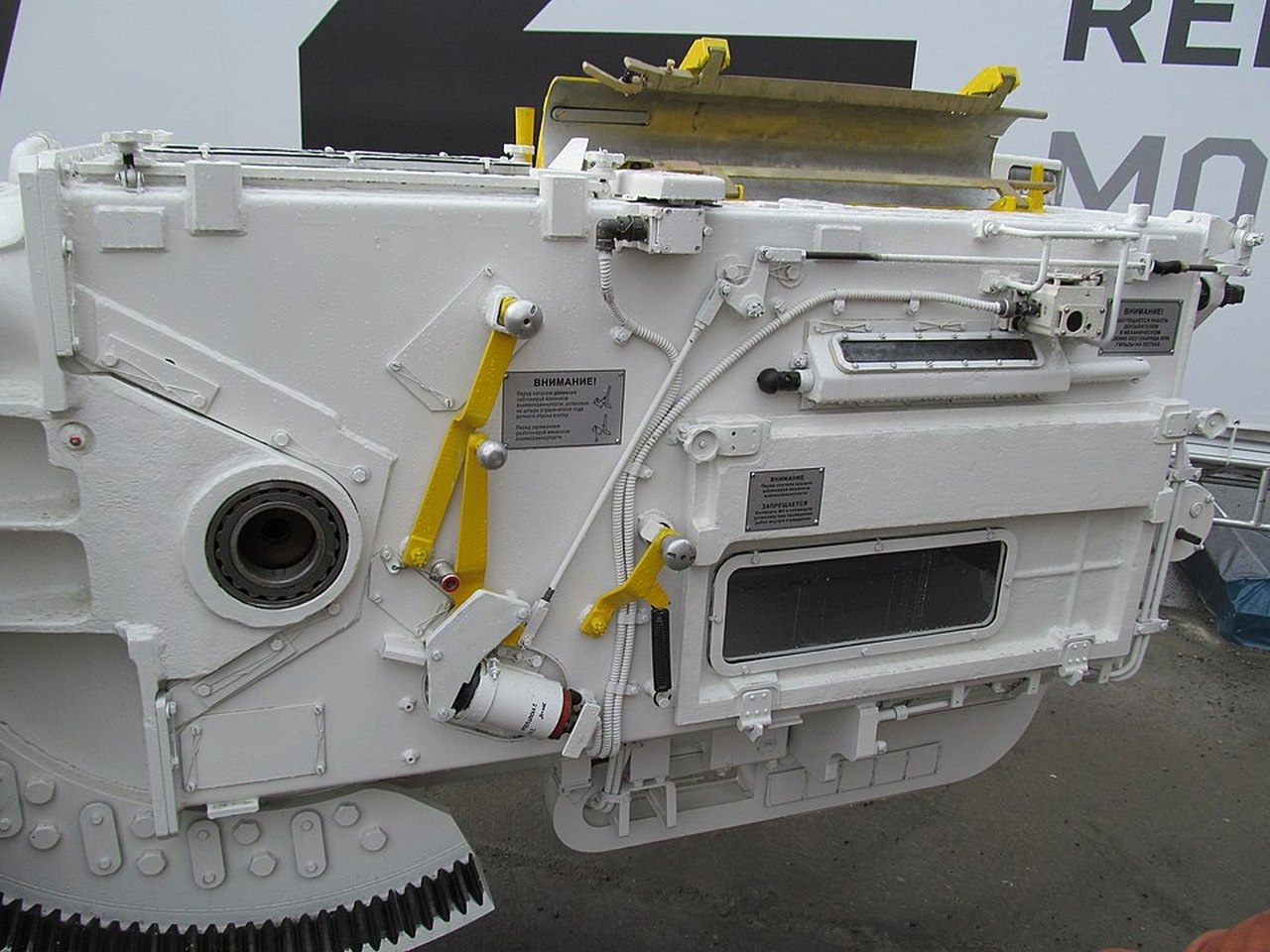 Казённая часть 152-мм гаубицы 2А64 на выставке RAE-2013.