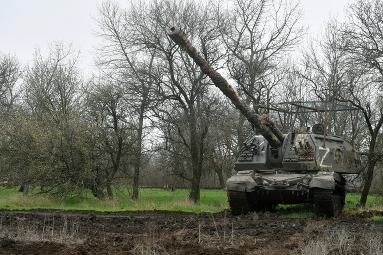 Самоходная артиллерийская установка «Мста-С» готовится к работе.