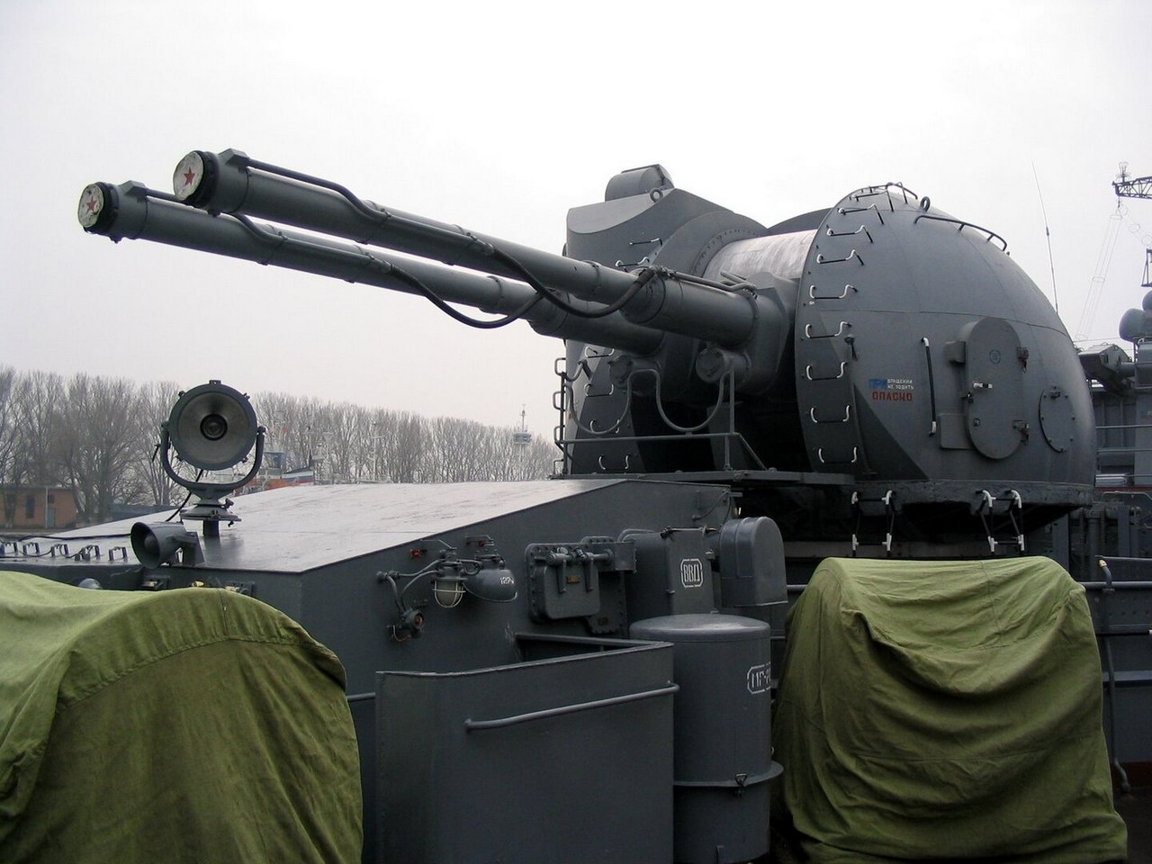 Автоматическая корабельная пушка АК-130 (А-218) калибра 130 мм на эскадренном миноносце «Настойчивый».