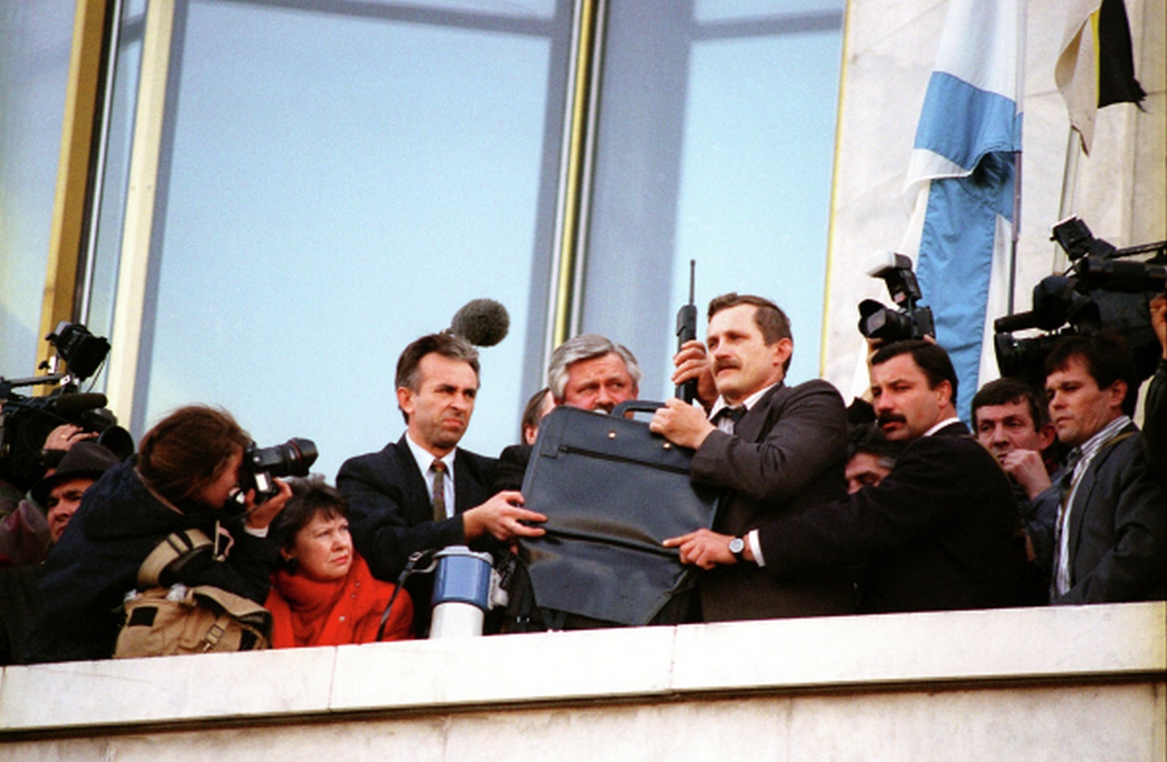 Александр Руцкой выступает с балкона Дома Советов Министров РФ. Москва. 3 октября 1993 г.