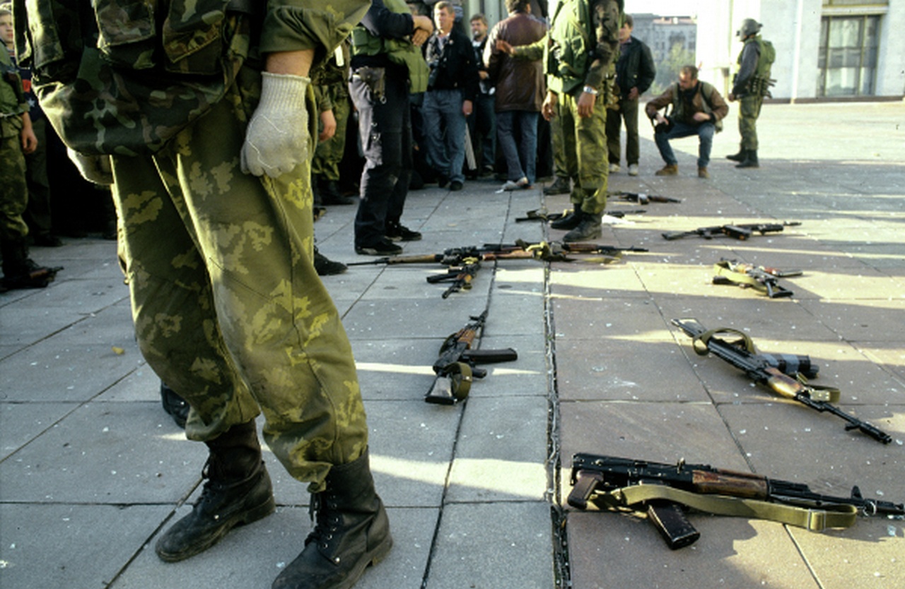 Бойцы группы «Альфа» в момент переговоров со сторонниками парламента в Доме Советов РФ.