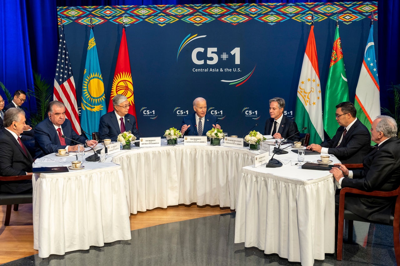 Президент Джо Байден (в центре) проводит первый президентский саммит C5+1 в миссии США при ООН, 19 сентября 2023 г.
