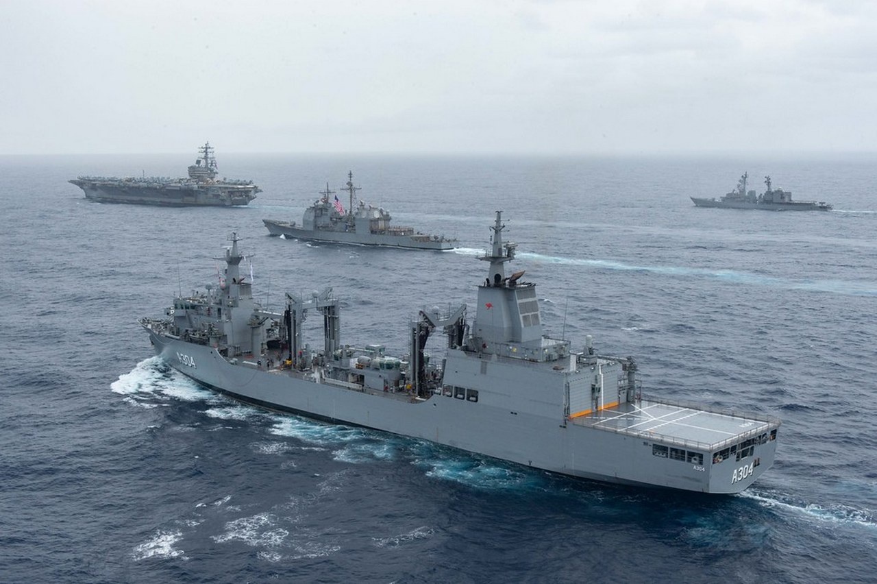 Совместное патрулирование кораблей ВМС Австралии, США и Японии в Филиппинском море.
