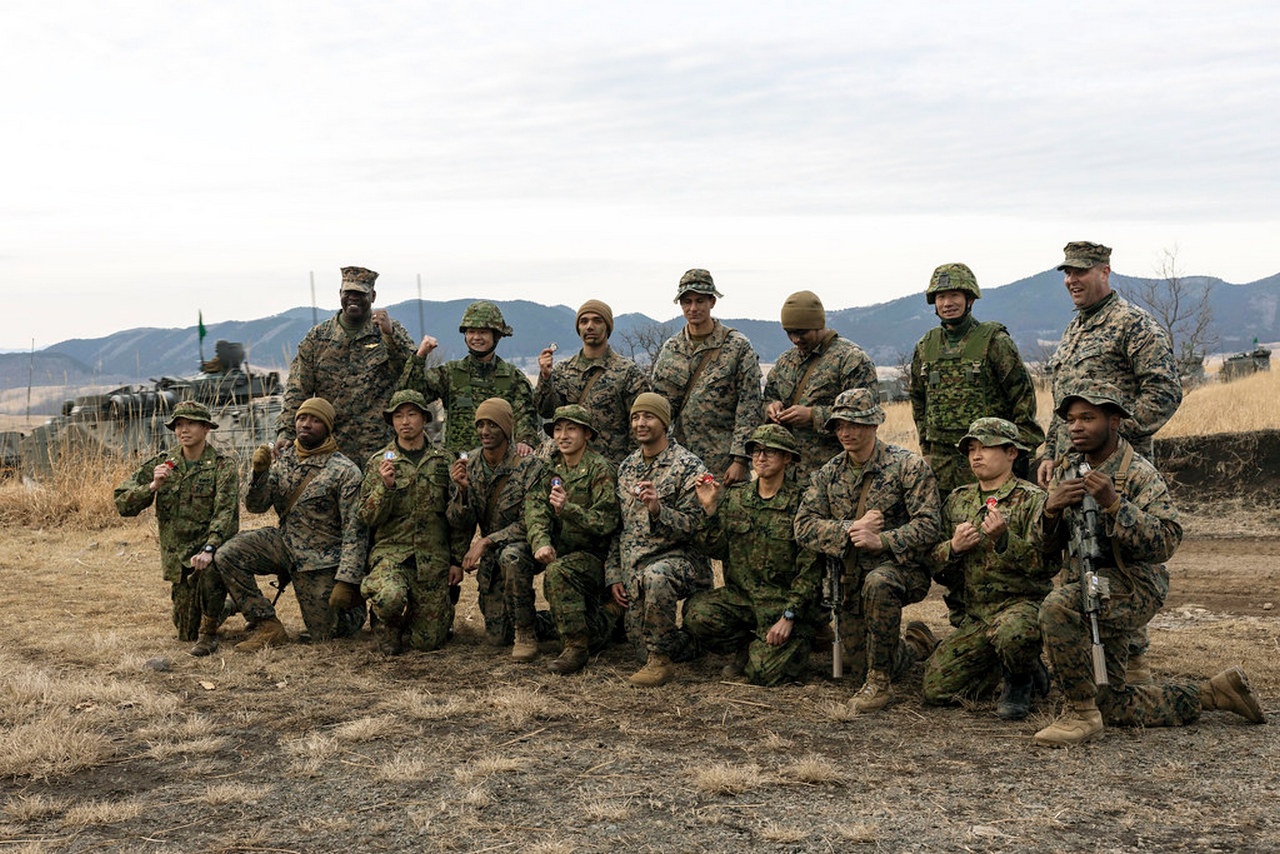 Американские морпехи и солдаты Сил самообороны Японии после совместных тренировок, весна 2023 г.
