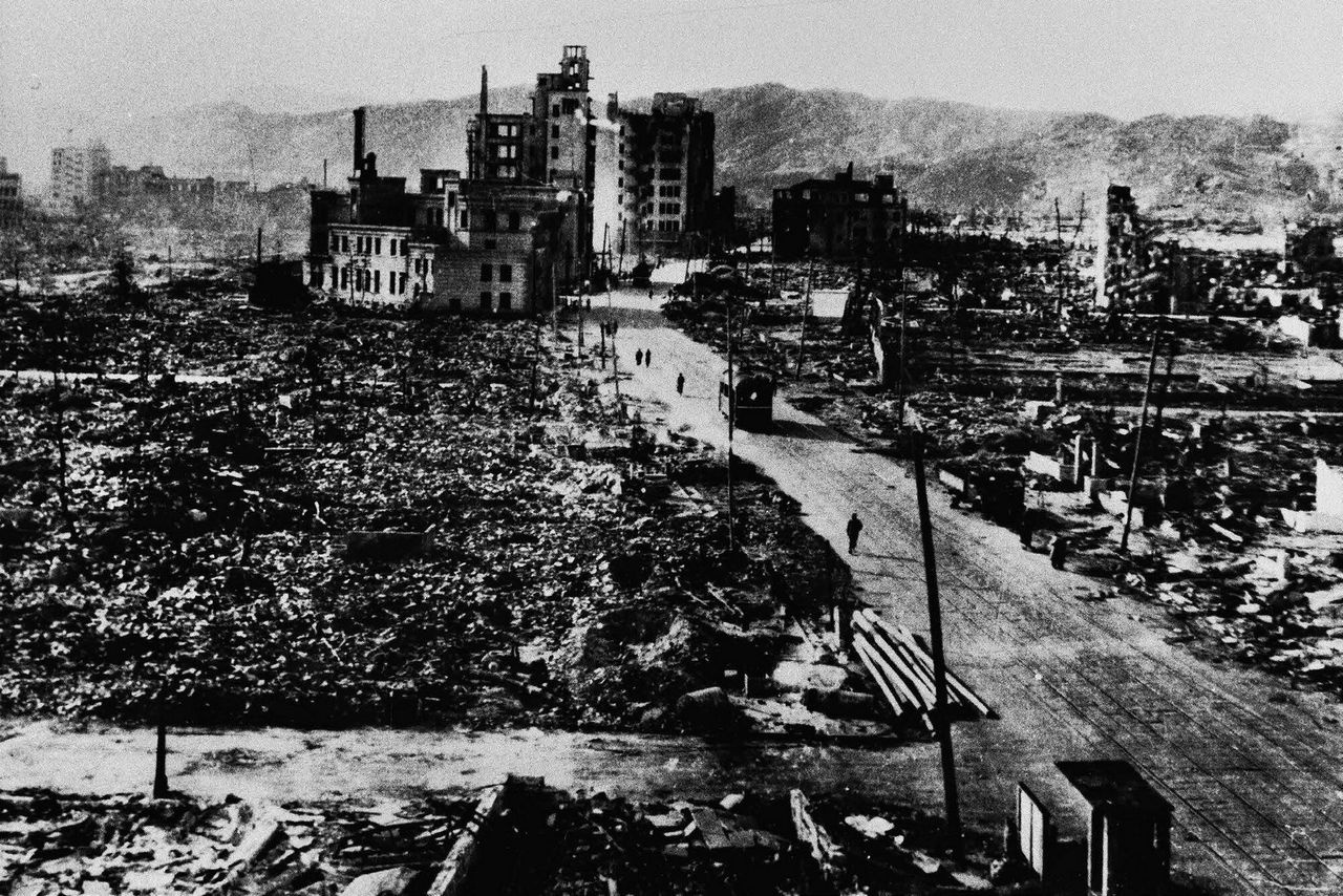 Вид на центр разрушенной атомным взрывом Хиросимы.