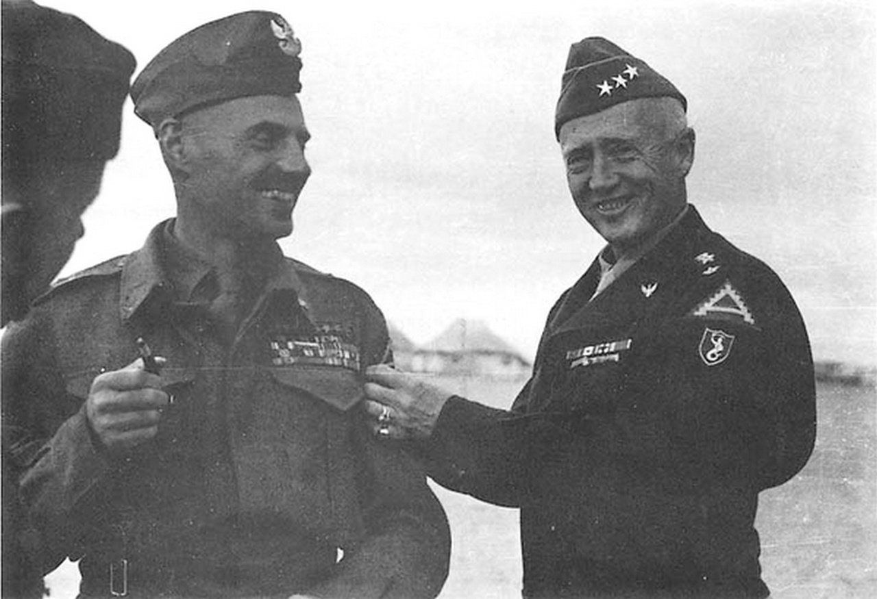 Владислав Андерс (слева) и американский генерал Джордж Паттон, Египет, 1944 г.