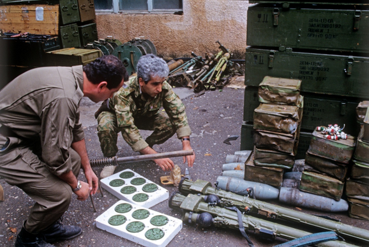 Склад оружия, захваченный у армян азербайджанскими войсками в городе Мартакерт, июль 1992 г.