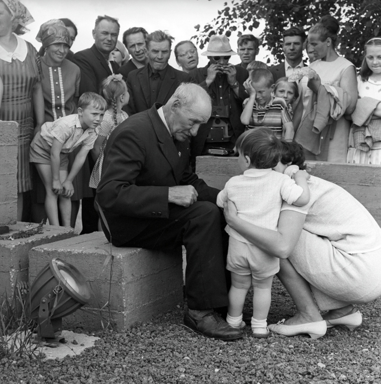 У мемориального комплекса Хатынь. В центре Иосиф Каминский - один из немногих, оставшихся в живых после сожжения деревни укронацистами. Фото 1970 г.