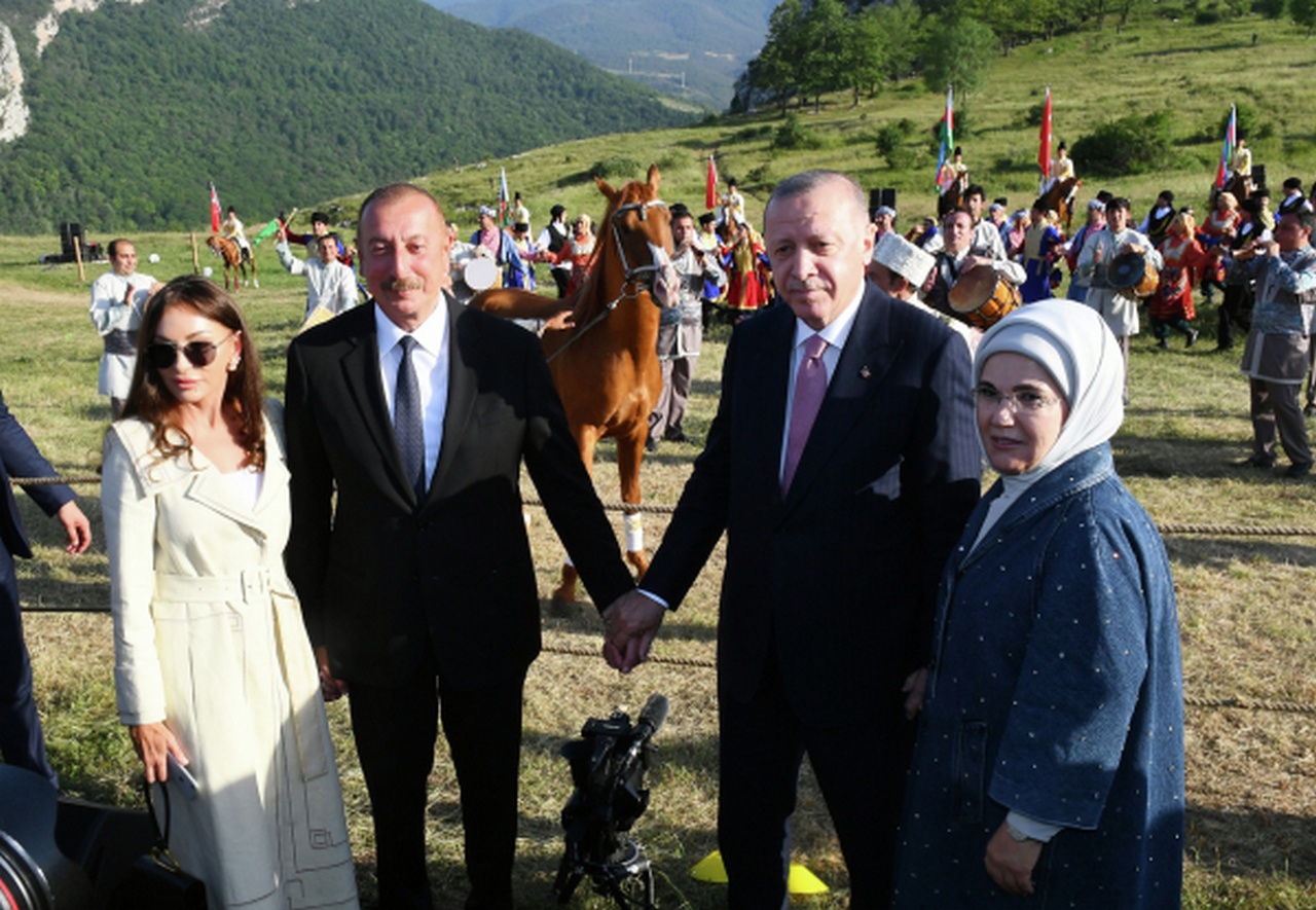 Президенты Турции Реджеп Тайип Эрдоган и Азербайджана Ильхам Алиев с супругами на мероприятии в Шуше, июнь 2021 г.