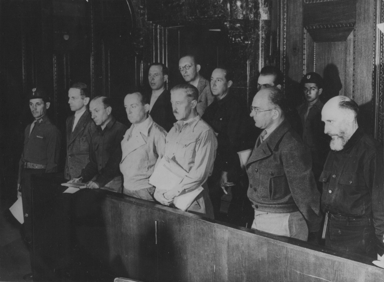 Бывшие офицеры СС на скамье подсудимых Нюрнбергского процесса по делу об айнзатцгруппах.