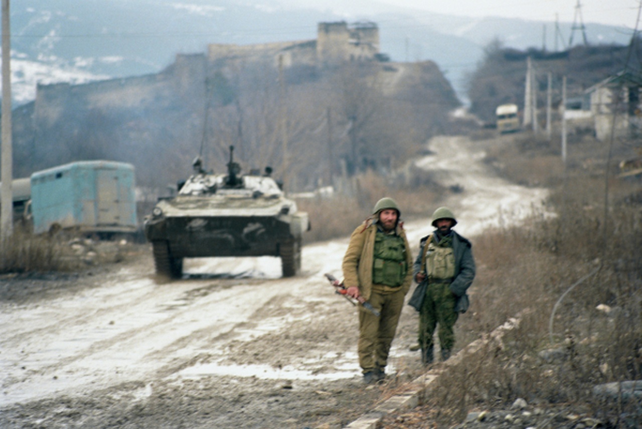 Военная техника и солдаты-добровольцы на улицах Аскерана на границе Нагорного Карабаха, март 1992 г.