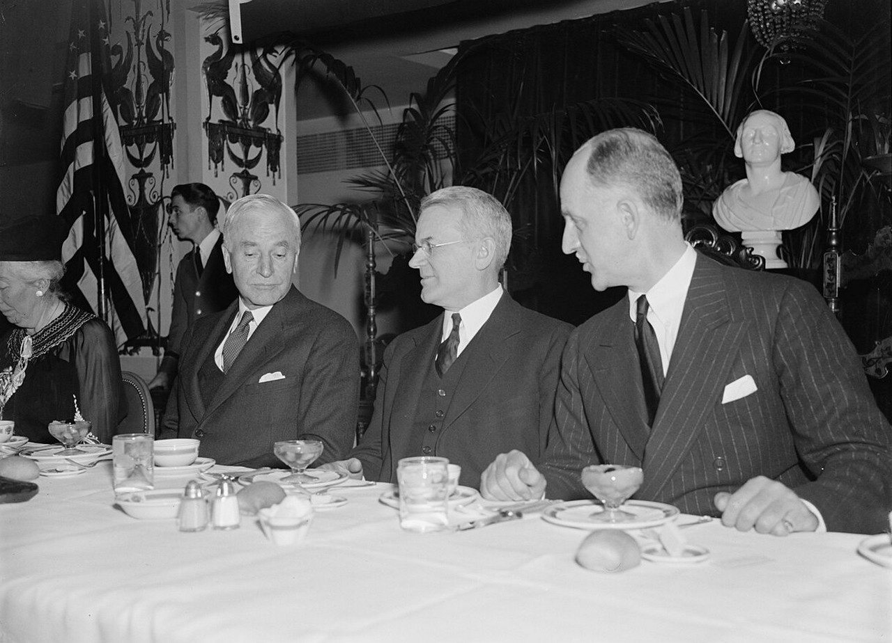 Доктор Исайя Боумен сидит между государственным секретарём и его заместителем, 1930-е годы.
