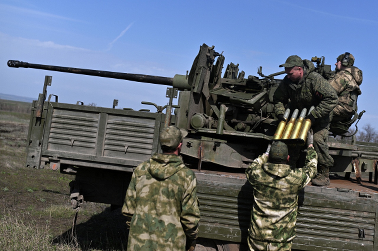 Боевая подготовка расчёта зенитной пушки С-60 на полигоне в зоне СВО.