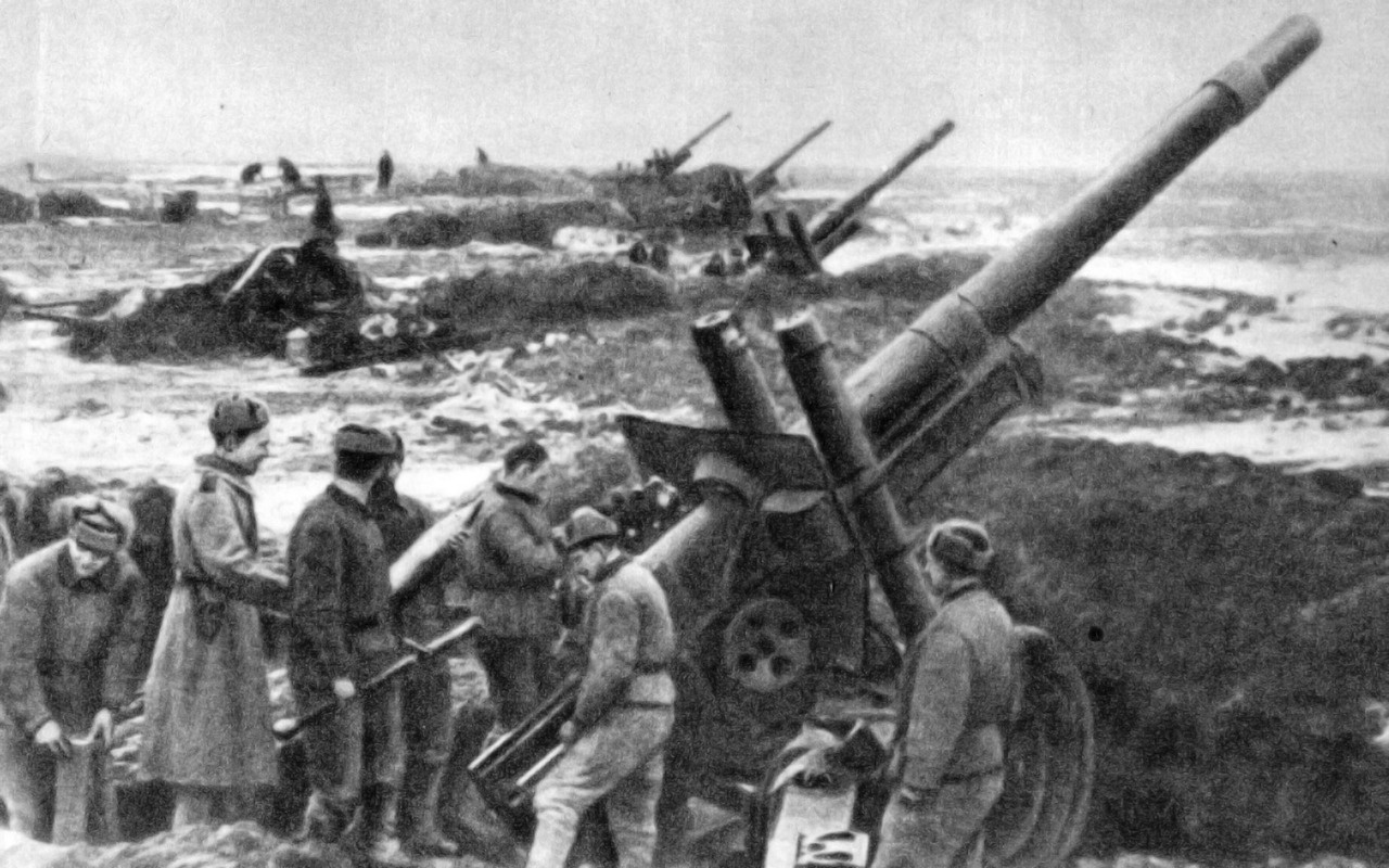 Артиллерия 2-го Белорусского фронта ведёт огонь по группировке неприятеля в Восточной Пруссии, 1945 г.
