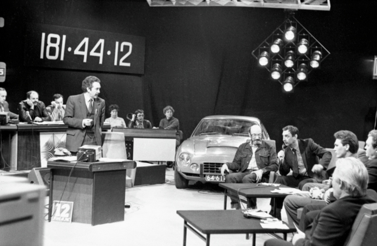 Главный редактор программ для молодёжи Центрального телевидения СССР, автор и ведущий телевизионной передачи «12 этаж» Эдуард Сагалаев (слева) ведёт программу, посвящённую изобретениям.