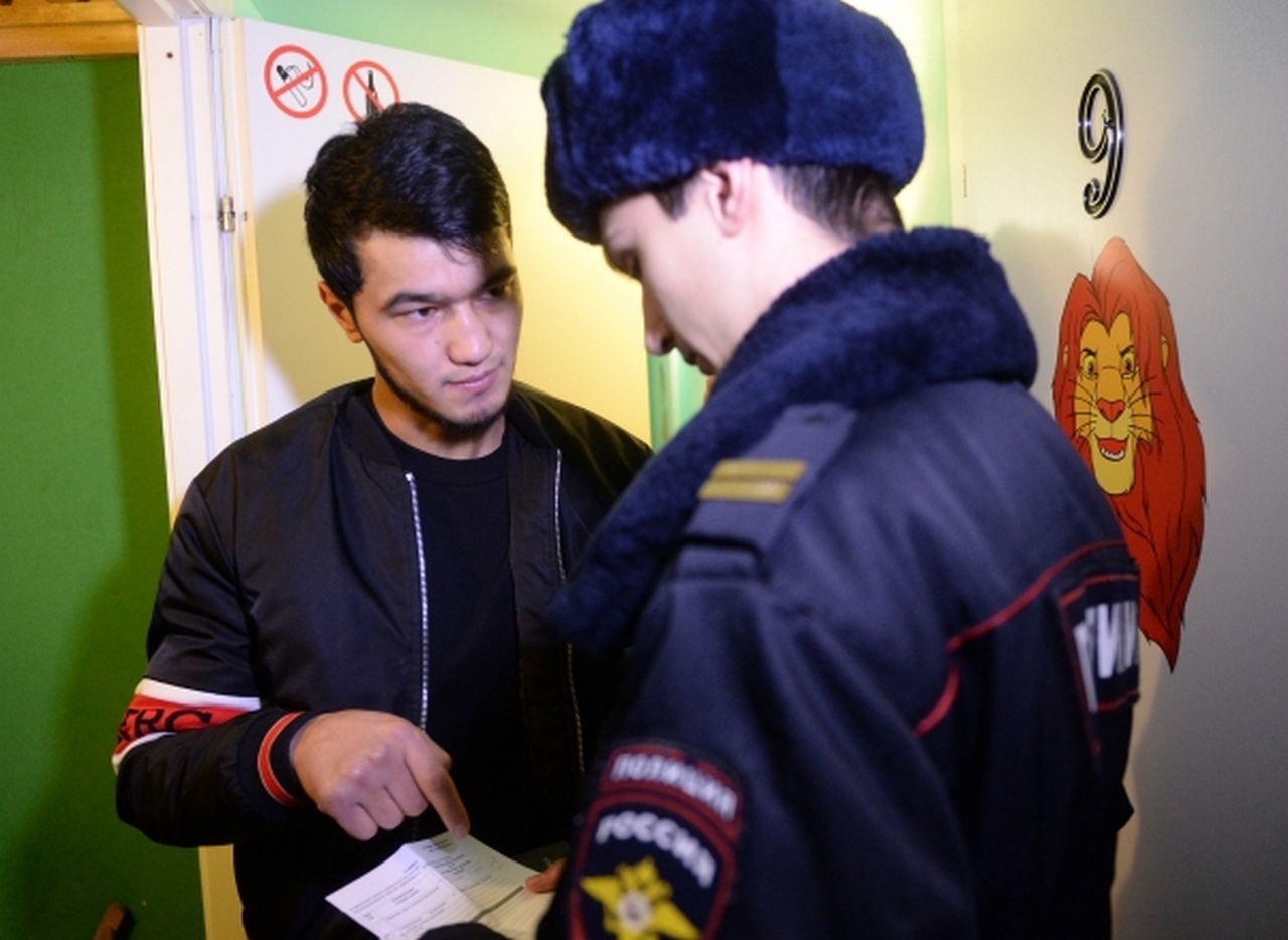 Полицейский проверяет документы у проживающего в одном из хостелов Москвы, на который поступают жалобы местных жителей.