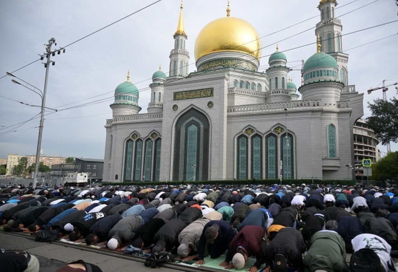 Верующие во время праздничного намаза у Московской соборной мечети по случаю праздника Курбан-байрам.