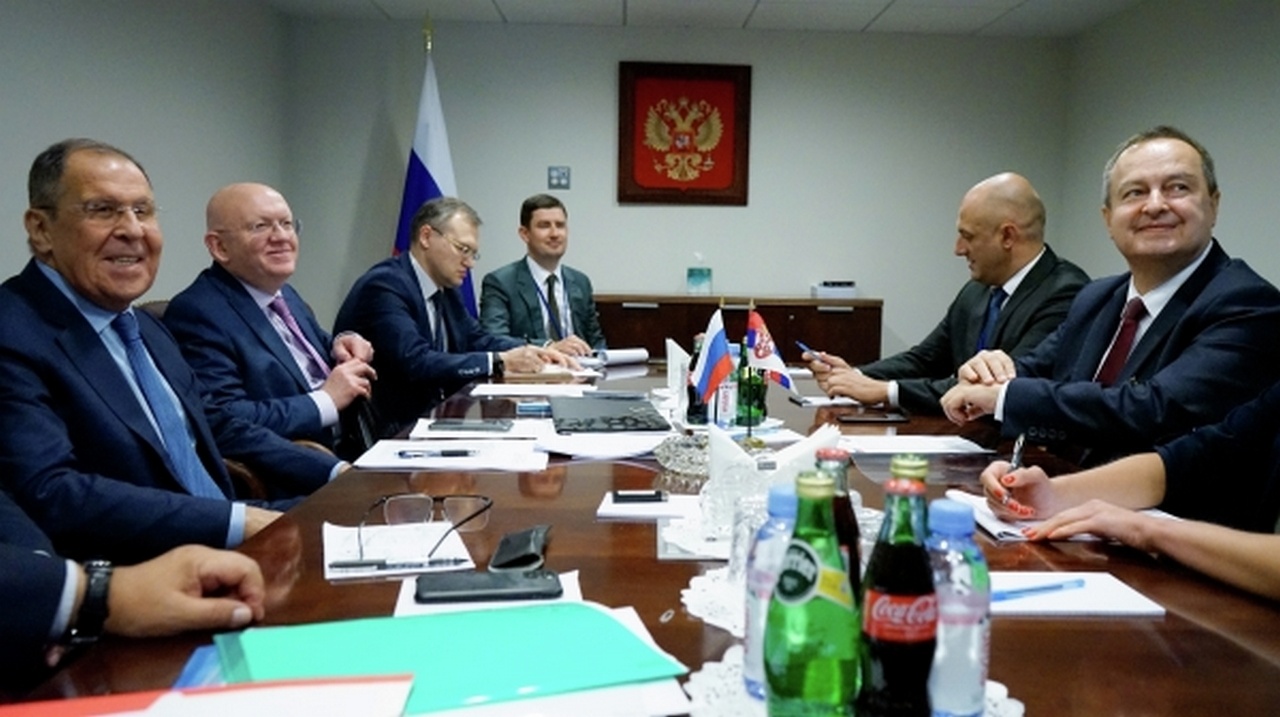 Министр иностранных дел РФ Сергей Лавров (слева) и министр иностранных дел Сербии Ивица Дачич (справа) во время встречи на полях 78-й сессии Генеральной Ассамблеи ООН.