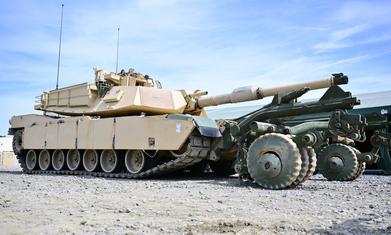 Танк M1A1 Abrams армии США с установленным минным тралом подготовлен для отправки на Украину.