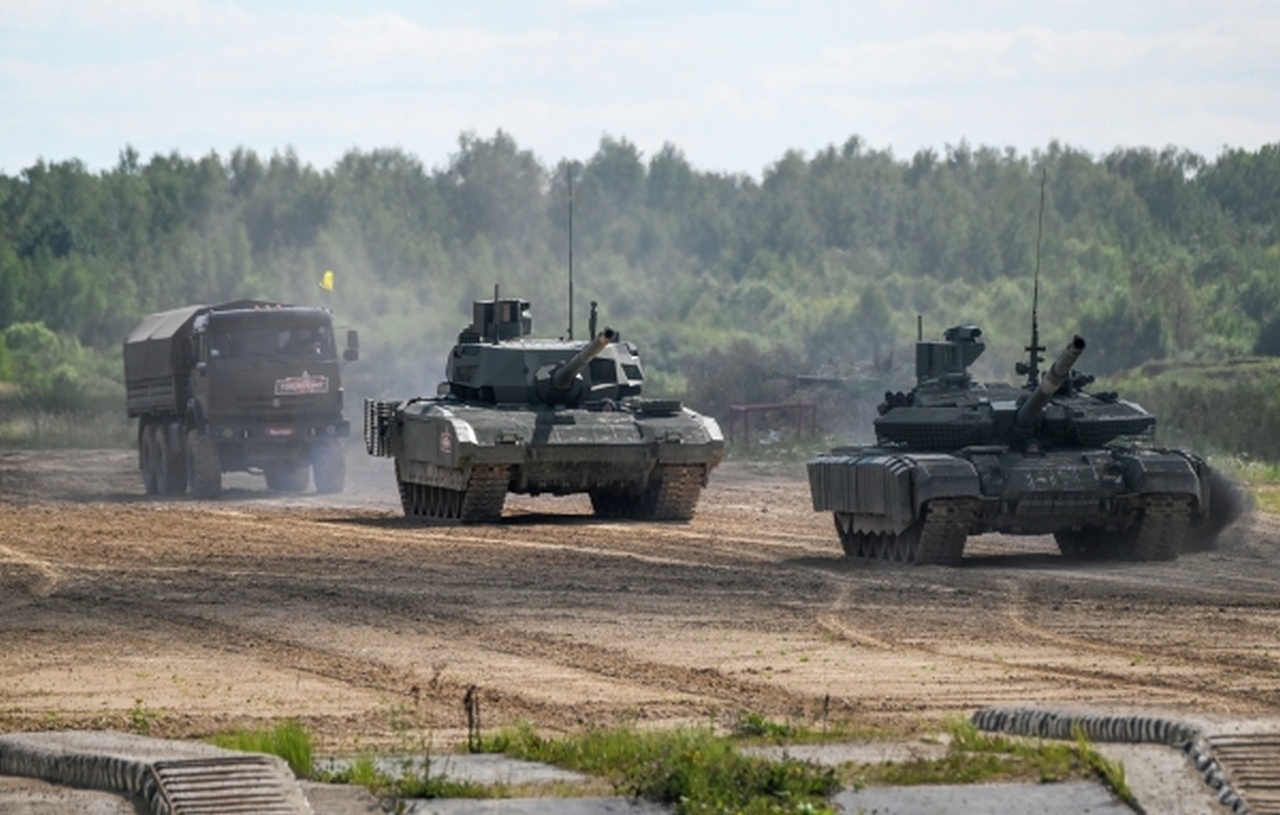Танки Т-90МС «Прорыв» (справа) и Т-14 «Армата».