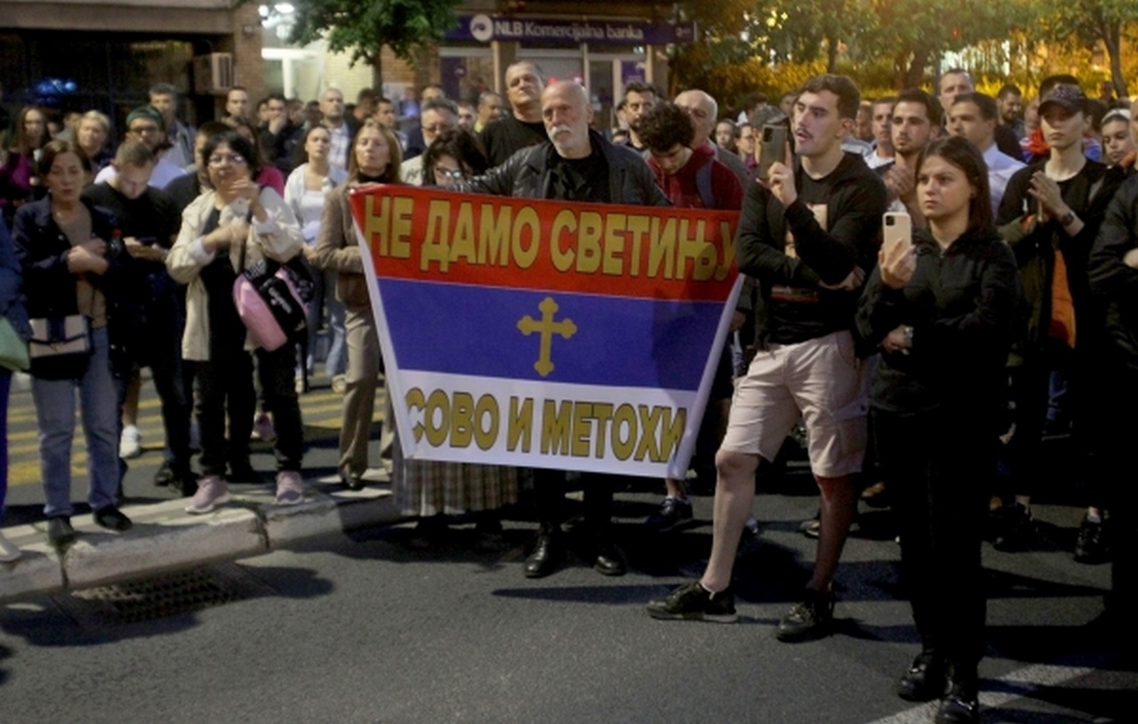 Участники акции в поддержку косовских сербов в Белграде перед посольством Германии.