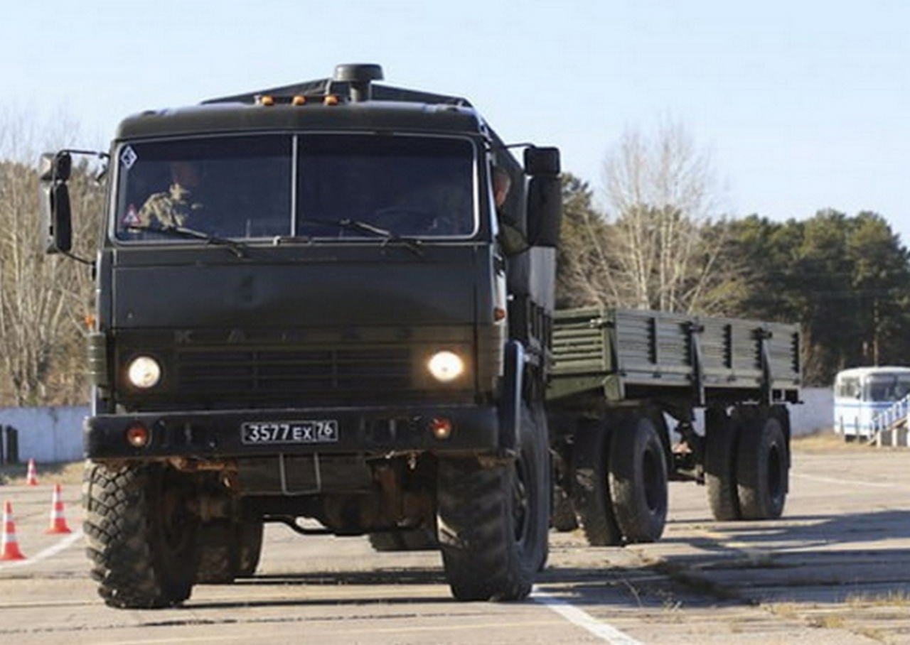 Военные водители ЦВО выполнили упражнение по экстремальному вождению на полигоне в Свердловской области.
