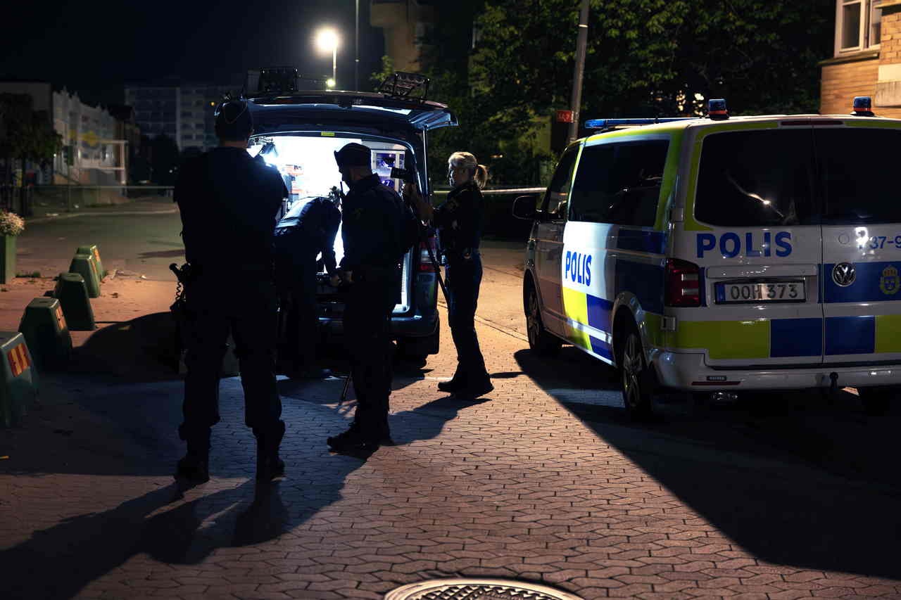 Три человека были арестованы, после того как один человек был убит и ещё один ранен в результате стрельбы в Йордбро, расположенном к югу от Стокгольма, 28 сентября 2023 года.