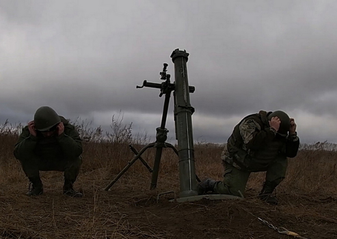 Миномётчики ЦВО отработали методику скорострельной стрельбы на полигоне в Кемеровской области.
