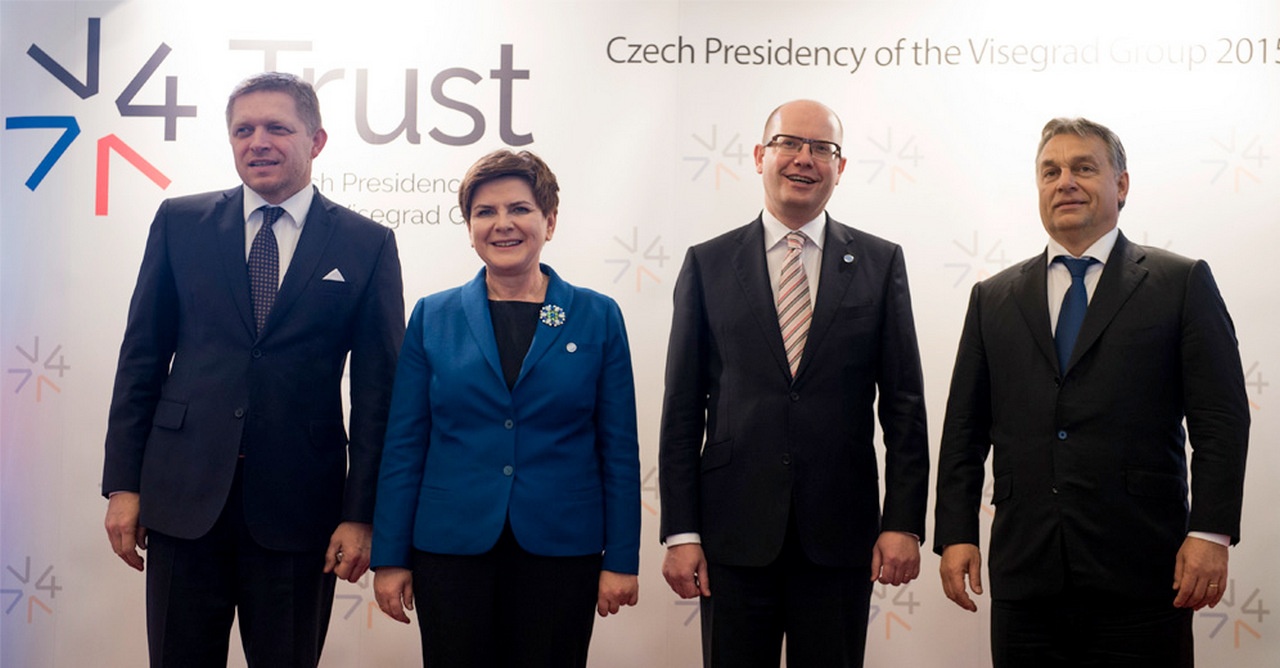 Встреча лидеров Вышеградской группы в Праге, 2015 г. Фицо слева, Орбан - справа.