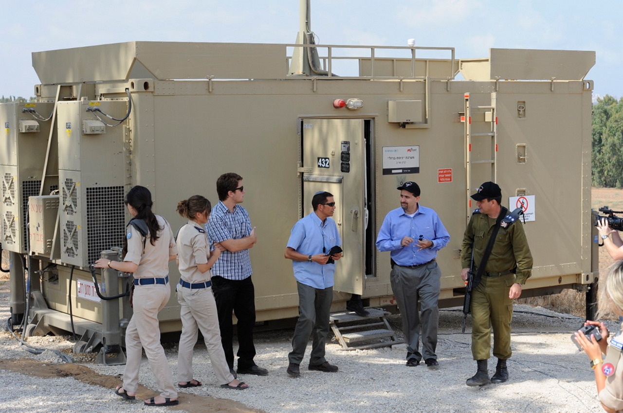 Посол США в Израиле Дэниел Шапиро получил краткую информацию о системе «Железный купол» и осмотрел командный центр, 9 августа 2011 г.