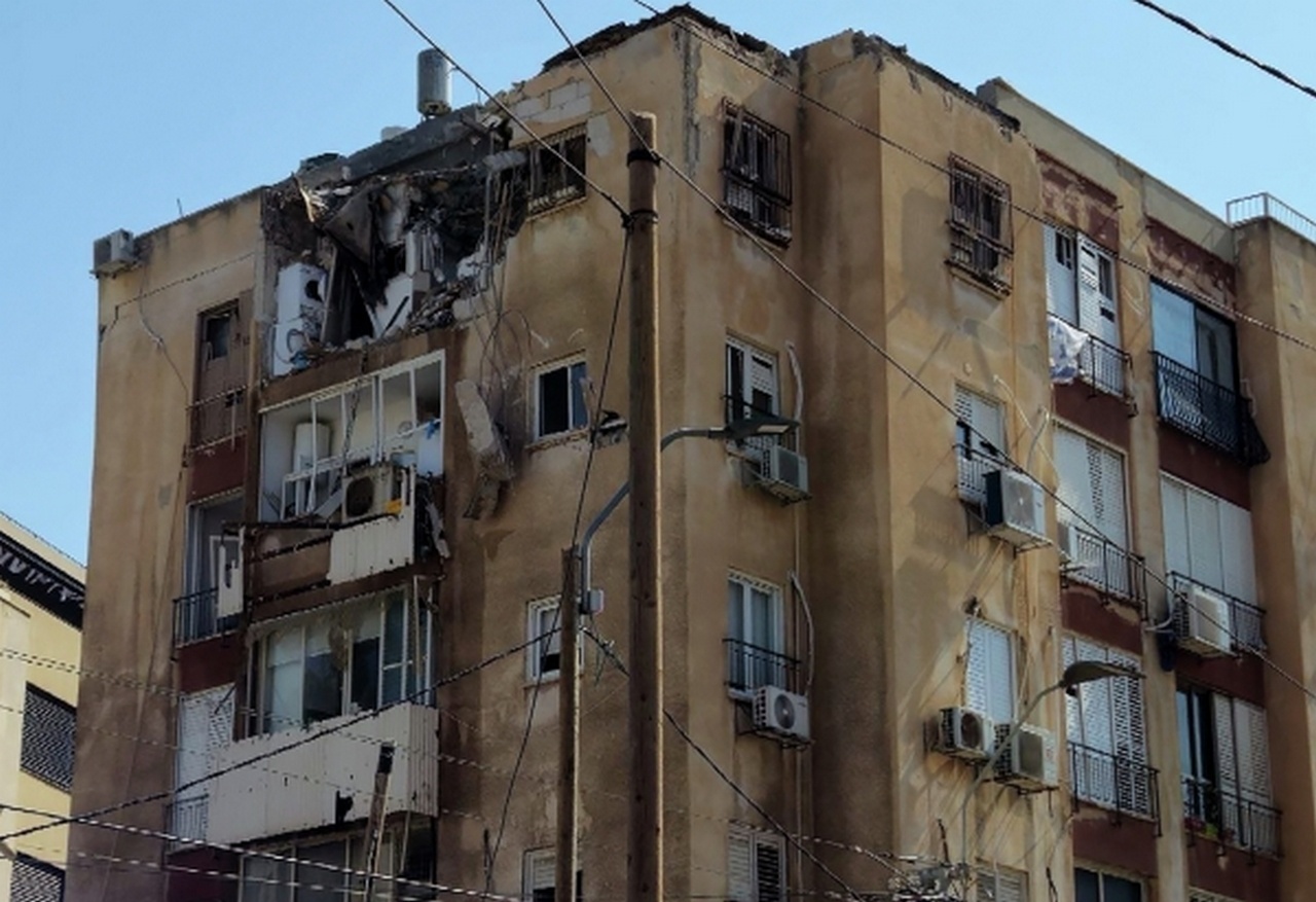 Здание, пострадавшее в результате ракетных ударов по Тель-Авиву, 8 октября 2023 г.